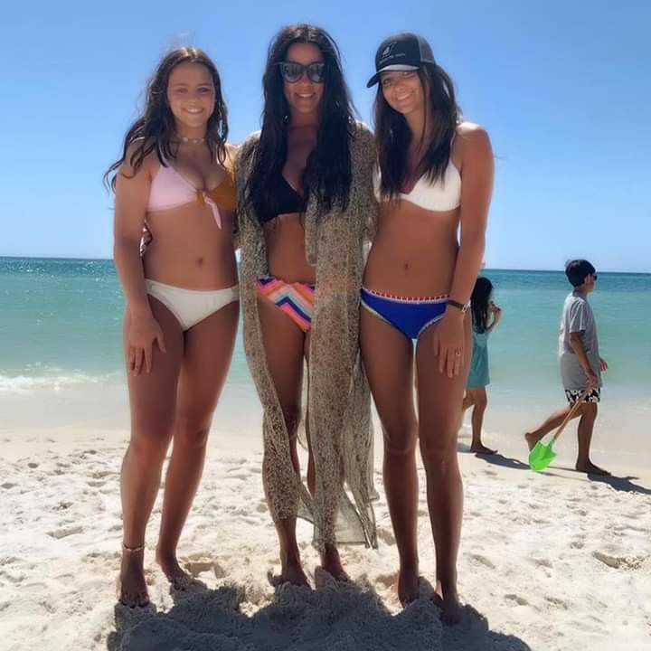 Sara Evans bikini pic