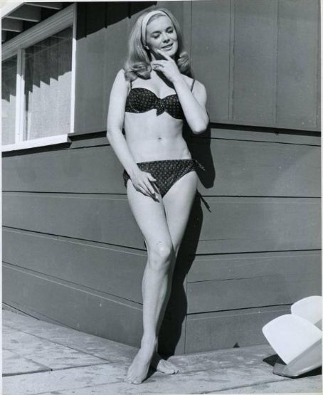 Linda Evans bikini pic
