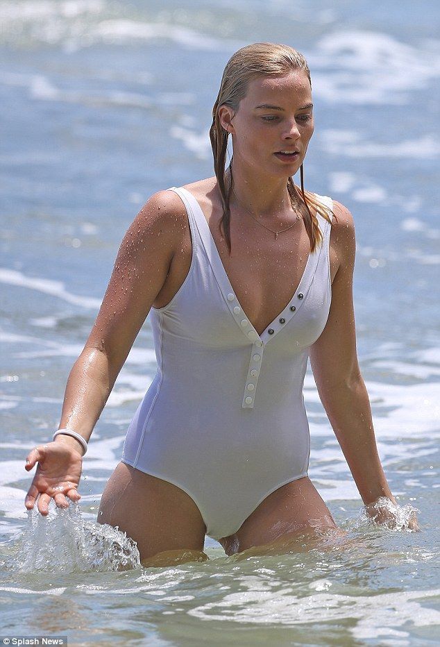 Margot Robbie in bikini