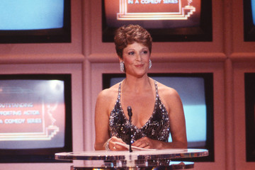 Linda Lavin bikini photo